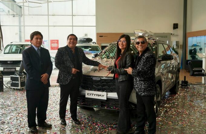 Hermanos Yaipén celebran su aniversario regalando una camioneta Geely Cityray a una fan