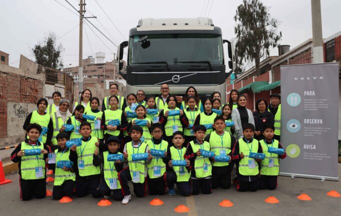Volvo Group Peru promueve la seguridad vial infantil con el programa global “Para, Observa y Avisa”