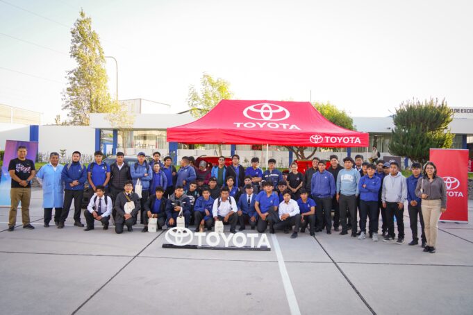 Bomberos de Arequipa reciben entrenamiento especializado de Toyota para intervenir autos electrificados