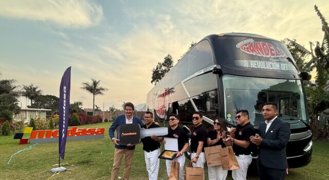 VIDEO: MODASA y Orquesta Candela de gira por todo el Perú en el moderno ZEUS