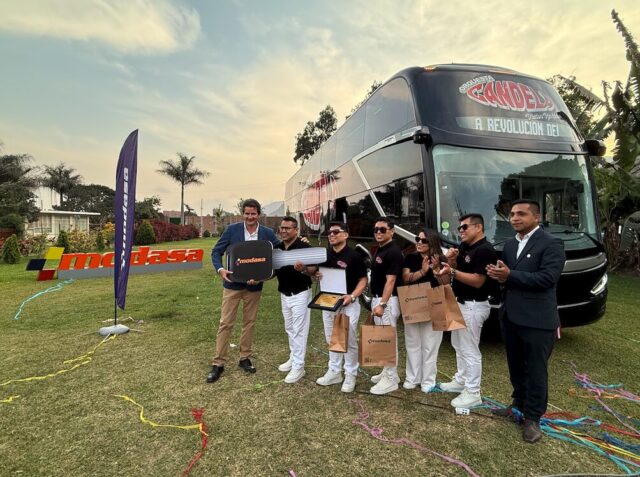 VIDEO: MODASA y Orquesta Candela de gira por todo el Perú en el moderno ZEUS