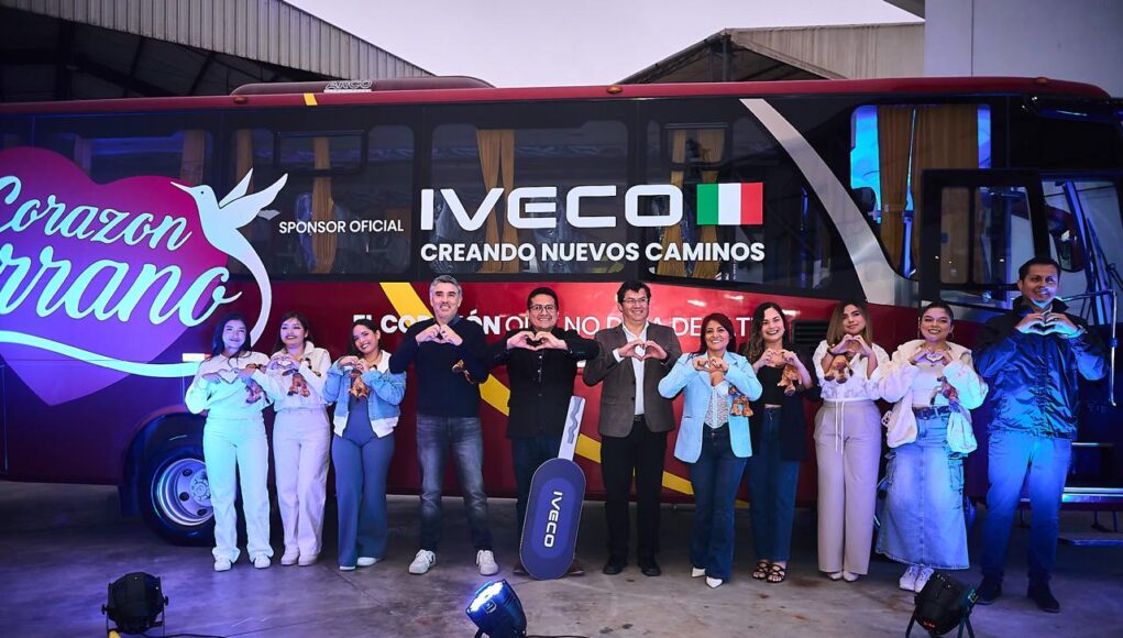 Iveco, parte del grupo Andes Motor, realiza entrega de bus al grupo musical Corazón Serrano