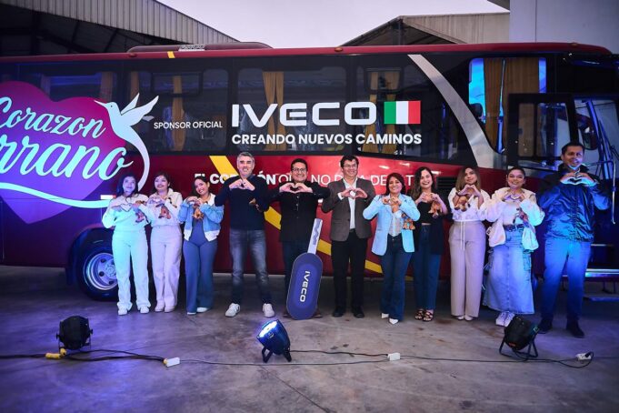 Iveco, parte del grupo Andes Motor, realiza entrega de bus al grupo musical Corazón Serrano