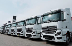 VIDEO: Divemotor entrega 10 camiones Mercedes-Benz New Actros 6×4 a la empresa ‘Hazmat’