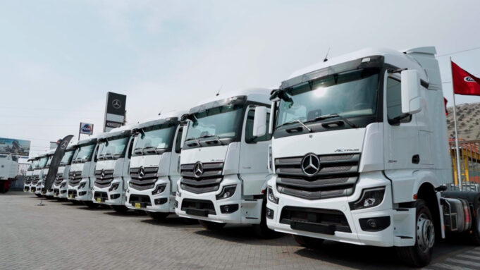 VIDEO: Divemotor entrega 10 camiones Mercedes-Benz New Actros 6×4 a la empresa ‘Hazmat’