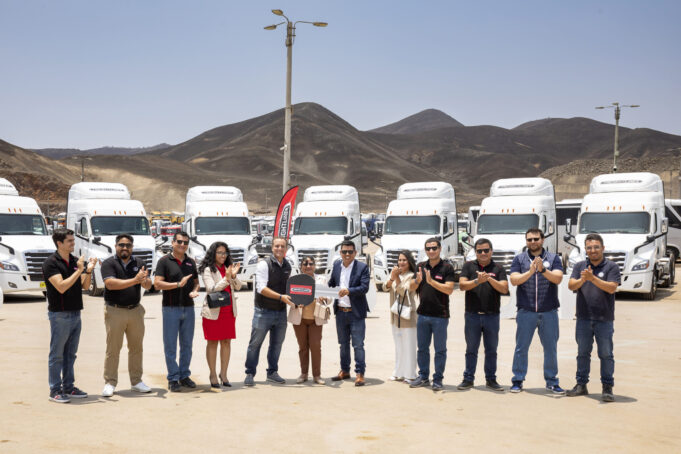 Divemotor entrega 12 tractos Freightliner New Cascadia a Transporte Nasca Rojim para potenciar sus operaciones nacionales