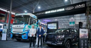 JAC Motors presentó su portafolio integral de autos y camiones en Perú Cargo Week, en línea con su estrategia de expansión One JAC en el país