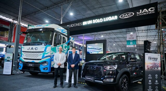 JAC Motors presentó su portafolio integral de autos y camiones en Perú Cargo Week, en línea con su estrategia de expansión One JAC en el país