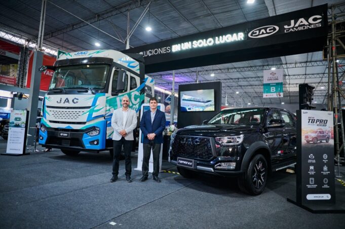 JAC Motors presentó su portafolio integral de autos y camiones en Perú Cargo Week, en línea con su estrategia de expansión One JAC en el país