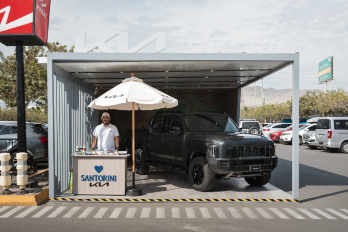 Kia Perú apuesta por el co-branding con Santorini para impulsar experiencias de marca