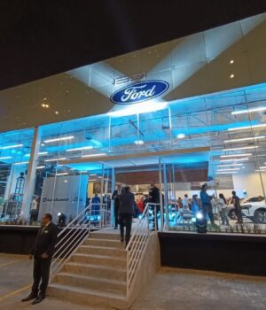 Ford Perú fortalece su red de concesionarios con sede renovada de Auto Summit en La Molina