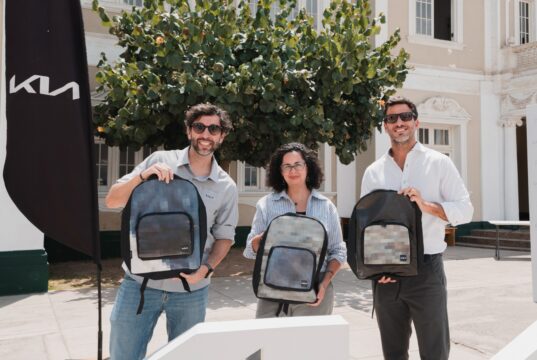 Kia Perú transforma publicidad en mochilas y beneficia a más de 150 niños del Puericultorio Pérez Araníbar