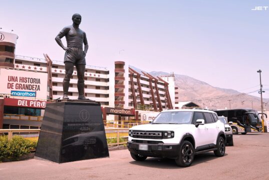 Jetour entrega 12 camionetas a Club Universitario de Deportes y refuerza su alianza como sponsor