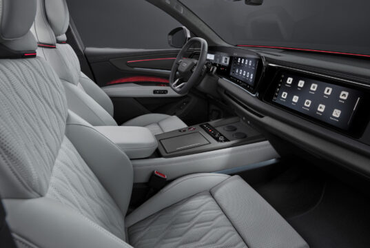 Un primer vistazo al interior del nuevo Audi Q9: elegancia, amplitud y confort premium que llegaría a Perú en el 2027