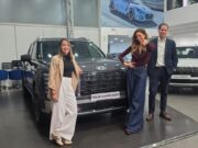 Hyundai renueva alianza con Anna Carina y realiza la entrega de la PALISADE Hybrid a Anna Carina