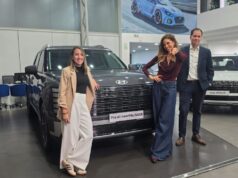 Hyundai renueva alianza con Anna Carina y realiza la entrega de la PALISADE Hybrid a Anna Carina