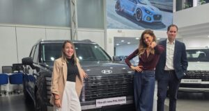 Hyundai renueva alianza con Anna Carina y realiza la entrega de la PALISADE Hybrid a Anna Carina