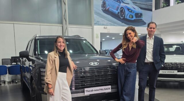 Hyundai renueva alianza con Anna Carina y realiza la entrega de la PALISADE Hybrid a Anna Carina