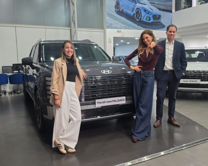 Hyundai renueva alianza con Anna Carina y realiza la entrega de la PALISADE Hybrid a Anna Carina