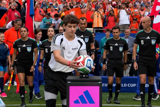 Gracias a Kia Perú, un niño peruano fue parte del protocolo de la FIFA