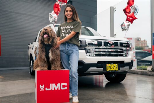 JMC fortalece su compromiso social y entrega una Grand Vigus a su embajadora de marca Tifa Grados para impulsar el rescate animal