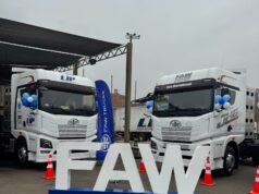 FAW, con el respaldo de San Bartolomé, entrega ocho modernos remolcadores JH6 480 HP GNV para fortalecer el transporte de carga pesada en el Perú