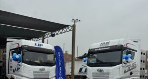 FAW, con el respaldo de San Bartolomé, entrega ocho modernos remolcadores JH6 480 HP GNV para fortalecer el transporte de carga pesada en el Perú