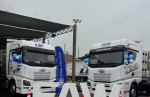FAW, con el respaldo de San Bartolomé, entrega ocho modernos remolcadores JH6 480 HP GNV para fortalecer el transporte de carga pesada en el Perú