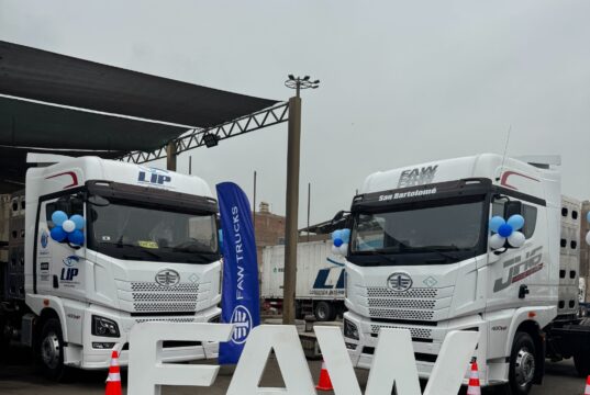 FAW, con el respaldo de San Bartolomé, entrega ocho modernos remolcadores JH6 480 HP GNV para fortalecer el transporte de carga pesada en el Perú