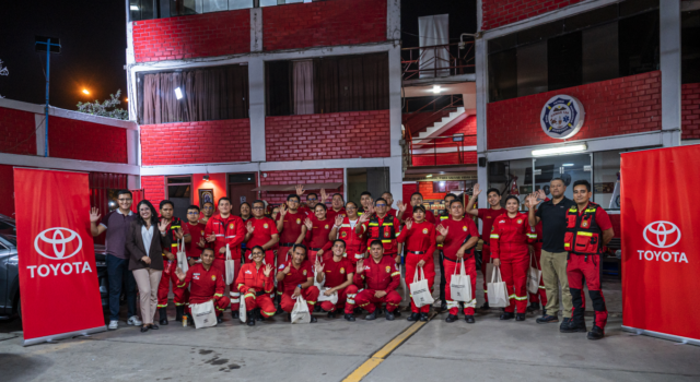 Bomberos de Lima Norte reciben capacitación para atender vehículos híbridos auto-recargables, híbridos enchufables y eléctricos