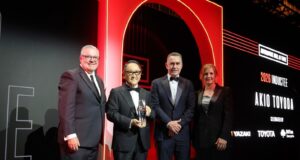 Akio Toyoda ingresa al Automotive Hall of Fame y destaca la colaboración para el futuro de la industria automotriz