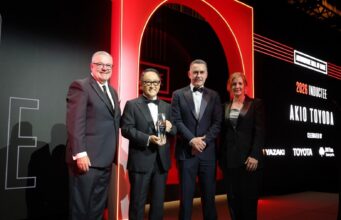 Akio Toyoda ingresa al Automotive Hall of Fame y destaca la colaboración para el futuro de la industria automotriz
